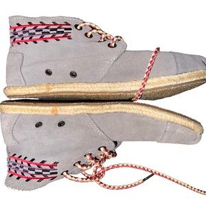 TOMS Moccasin Ankle Boots Gray Suede Chukka Lace Up Casual Women’s Size 6